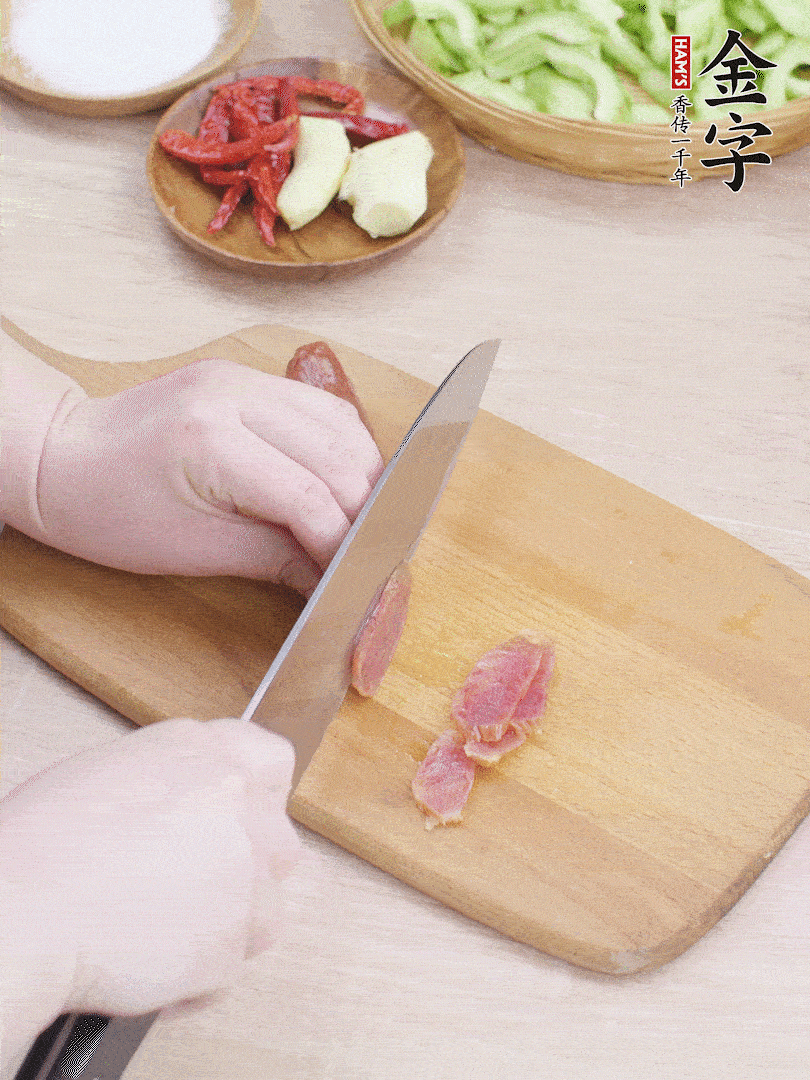 金字土香腸水煮10分鐘，切薄片。