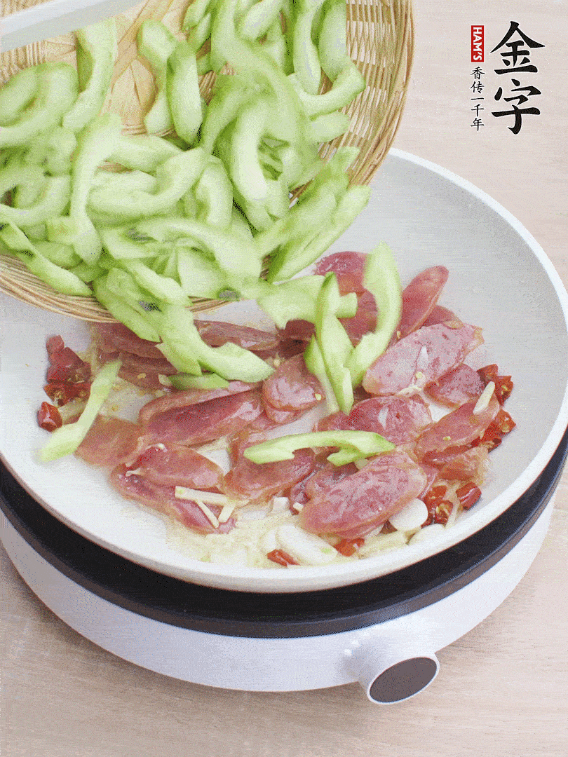 下香腸煸出油脂，放黃瓜翻炒。