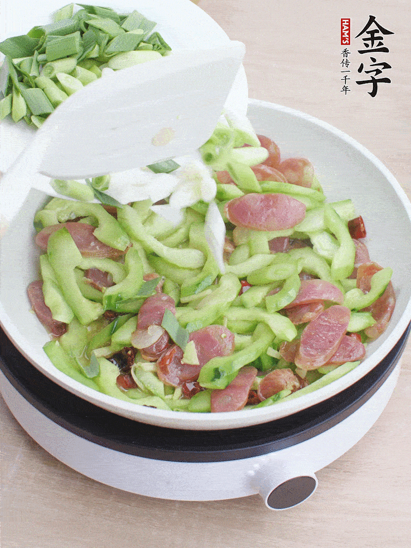 下青蒜翻炒。