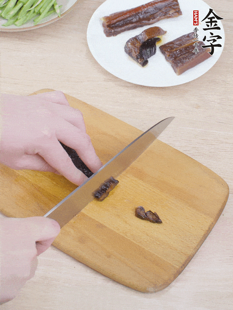 提前煮好的金字醬油肉切片。