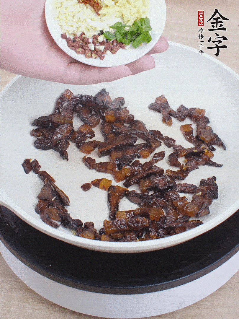 下蔥姜蒜、干辣椒、花椒粒炒香。