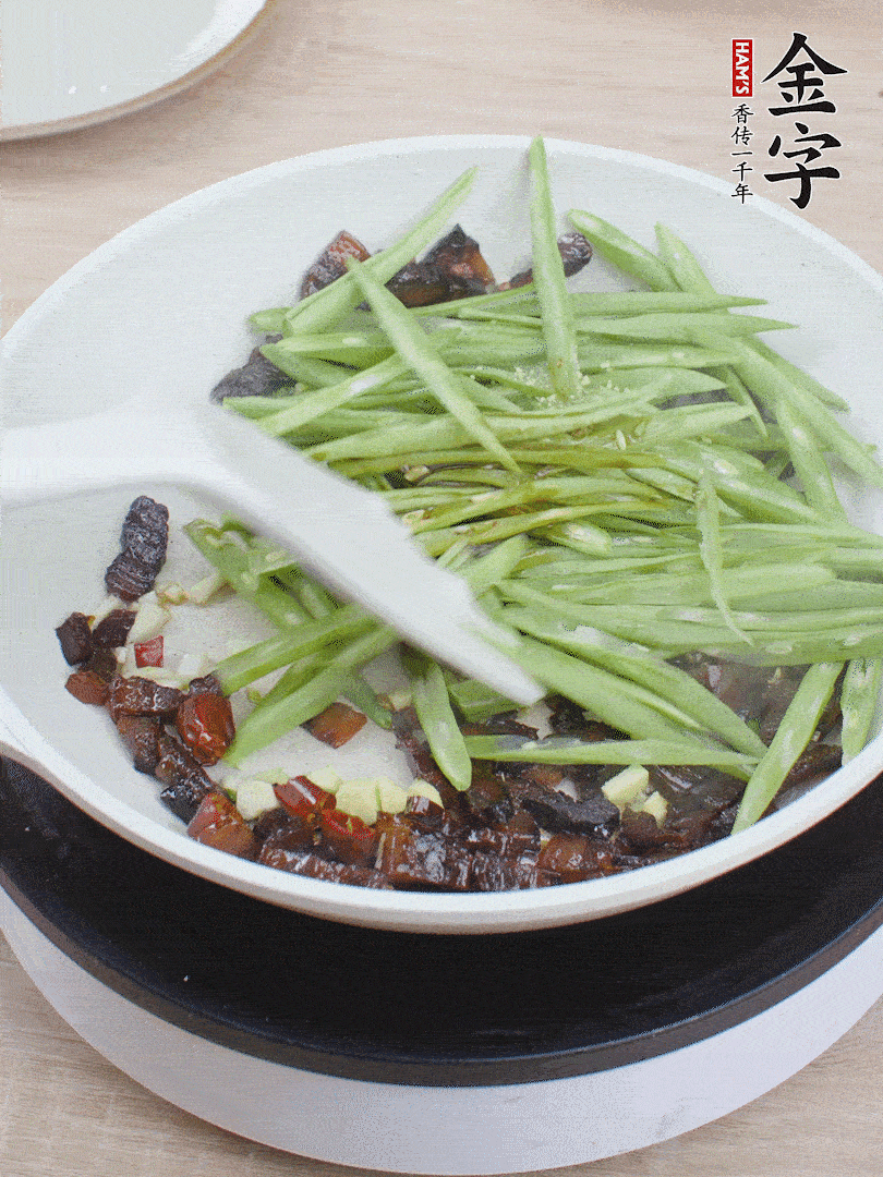 下豆角，生抽、雞精調(diào)味，炒到斷生。