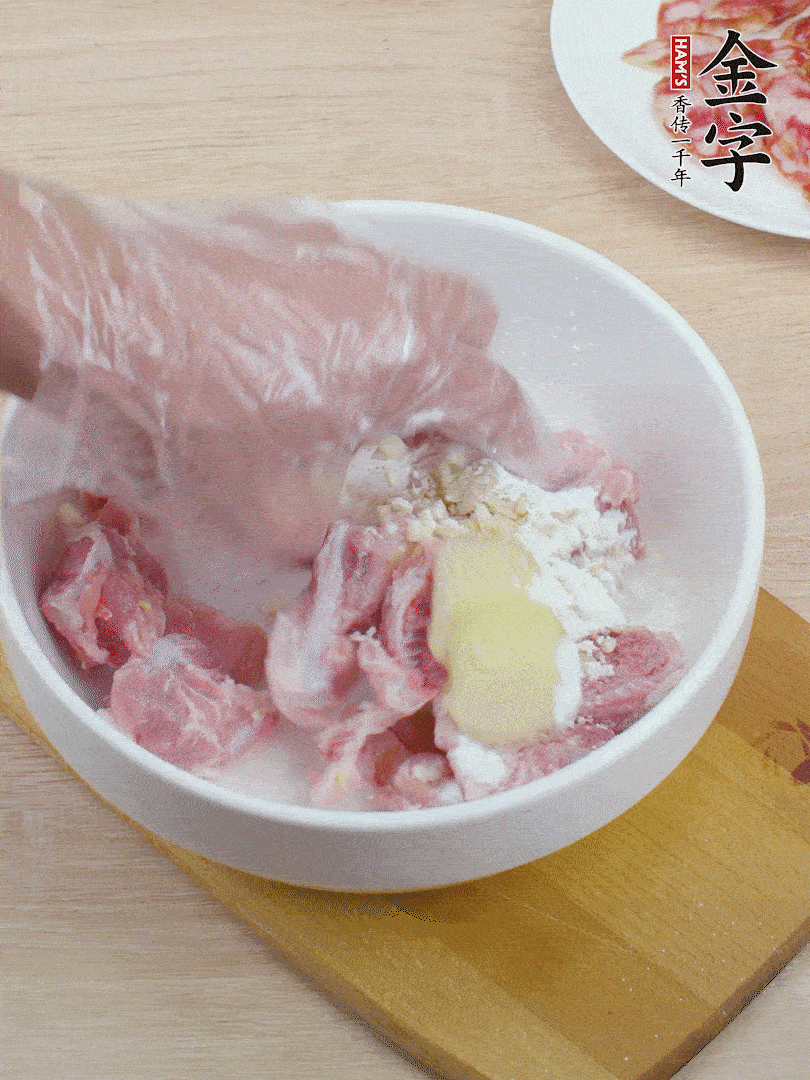 洗凈的小排，加鹽、姜、蒜末、淀粉、胡椒粉抓勻，腌制15分鐘。