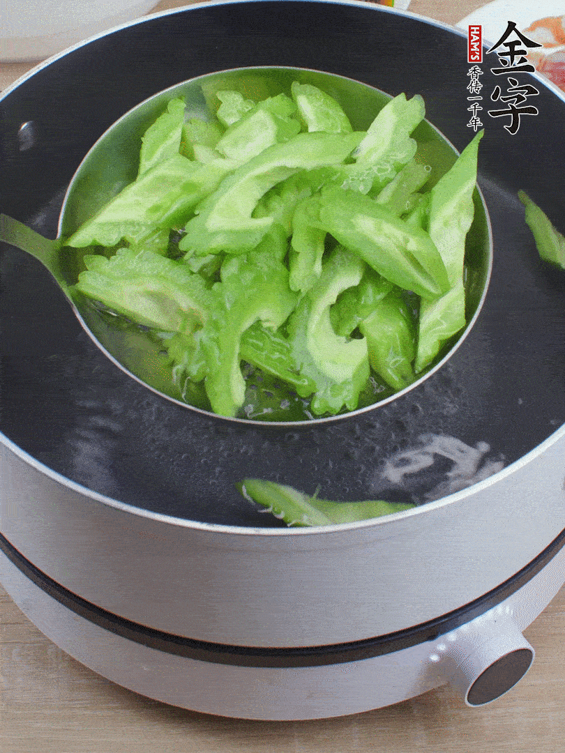 苦瓜去瓤切小塊，開(kāi)水中加鹽汆燙30秒。