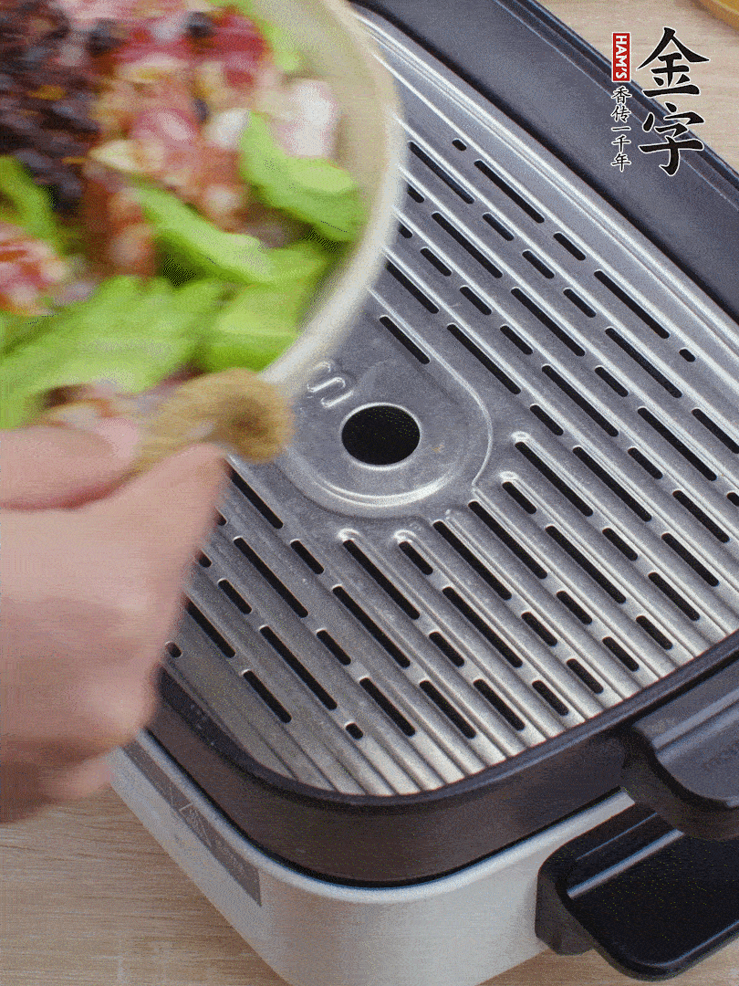 小排、苦瓜、香腸依次碼入，撒上豆豉蒸25分鐘。