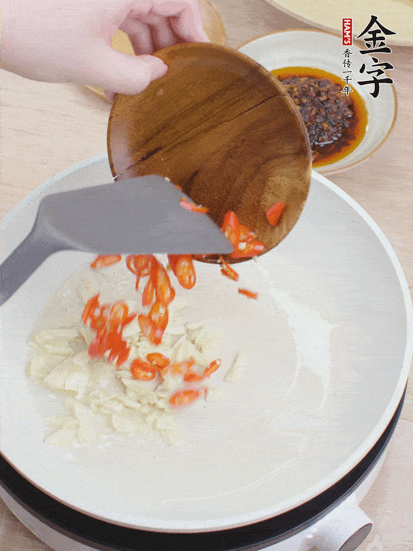 油熱煸香蒜末、辣椒。