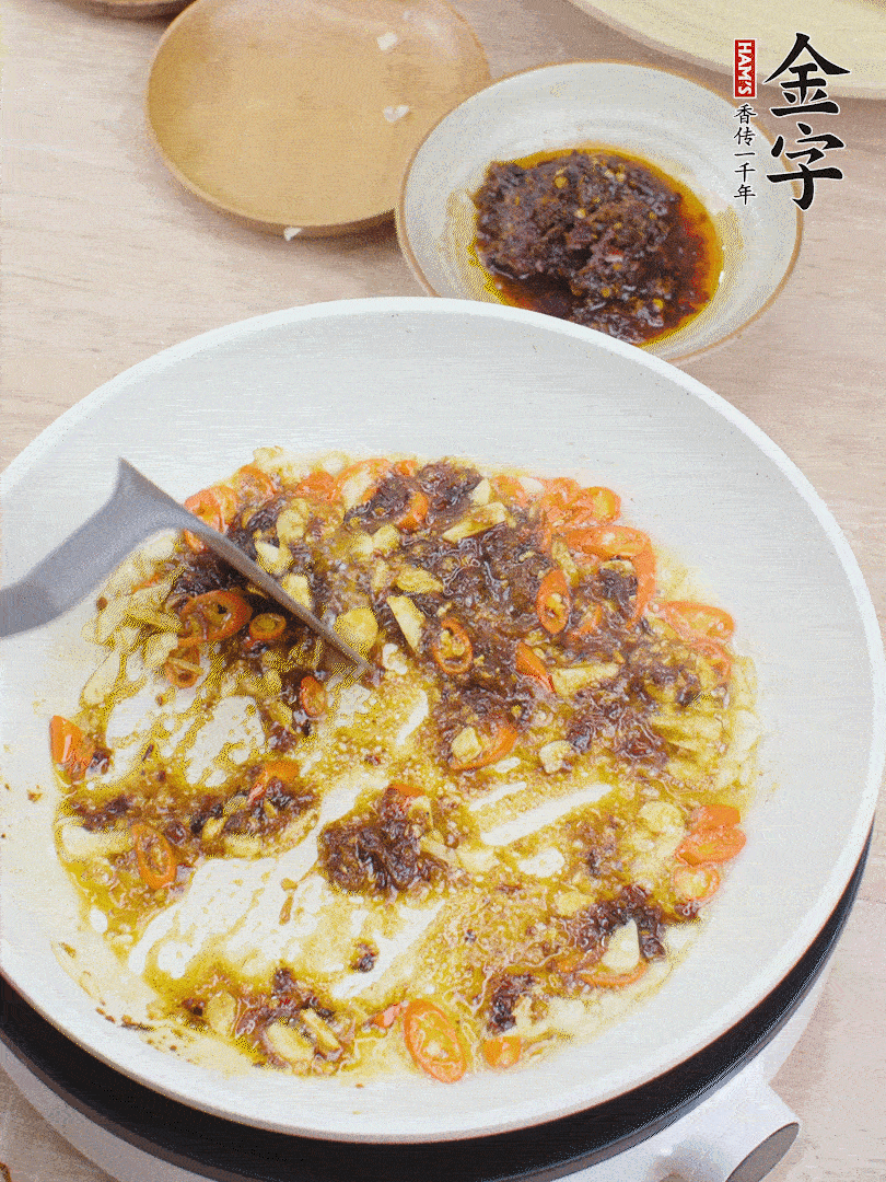 金字火腿干貝醬1勺翻炒均勻。