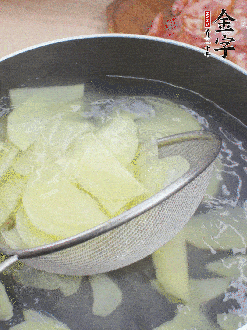 土豆去皮切片，汆燙1分鐘。香腸切薄片。