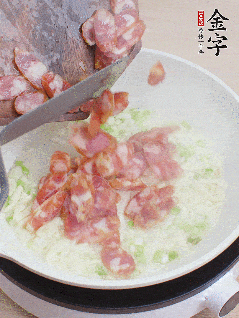 油5成熱，蒜末、蔥白爆香，下香腸炒出香味。