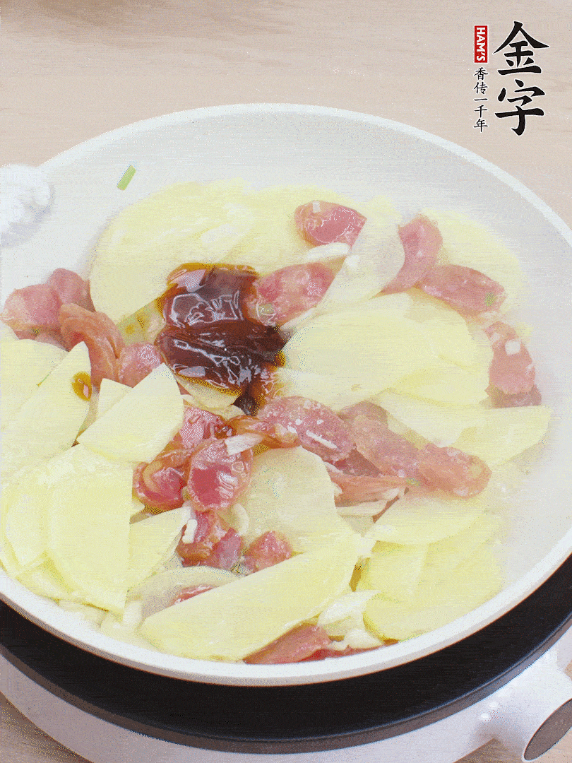 下土豆片，1勺生抽、1勺蠔油、1/3勺鹽、1/3勺糖炒至入味。