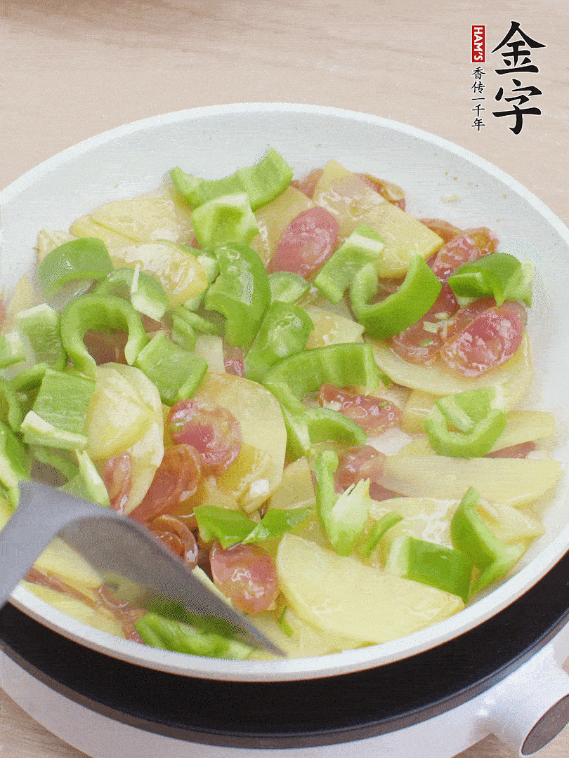 下辣椒翻炒1分鐘。