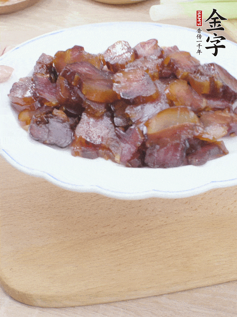 金字醬油肉水煮15分鐘，切薄片。