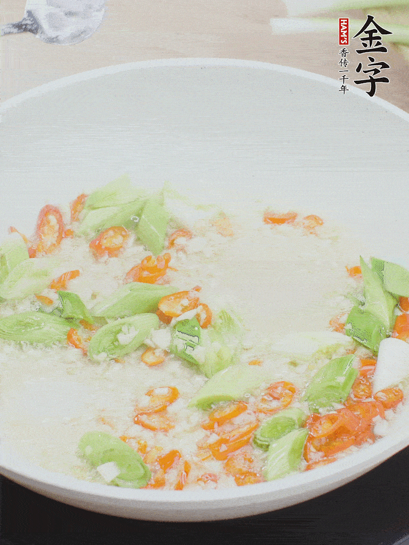 油5成熱時(shí)，下蒜末、辣椒、蒜白煸炒。