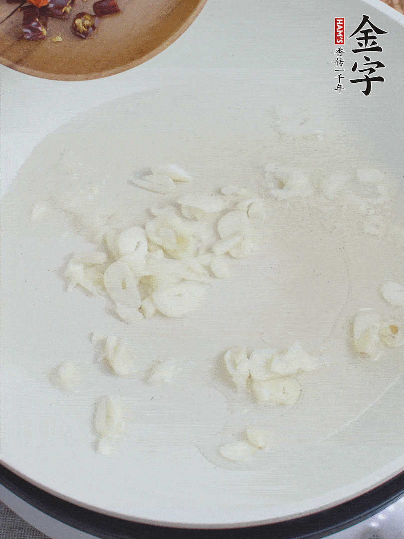 藕去皮，切成1cm見(jiàn)方的丁，放入清水浸泡。美人椒切圈。蒜切成末。