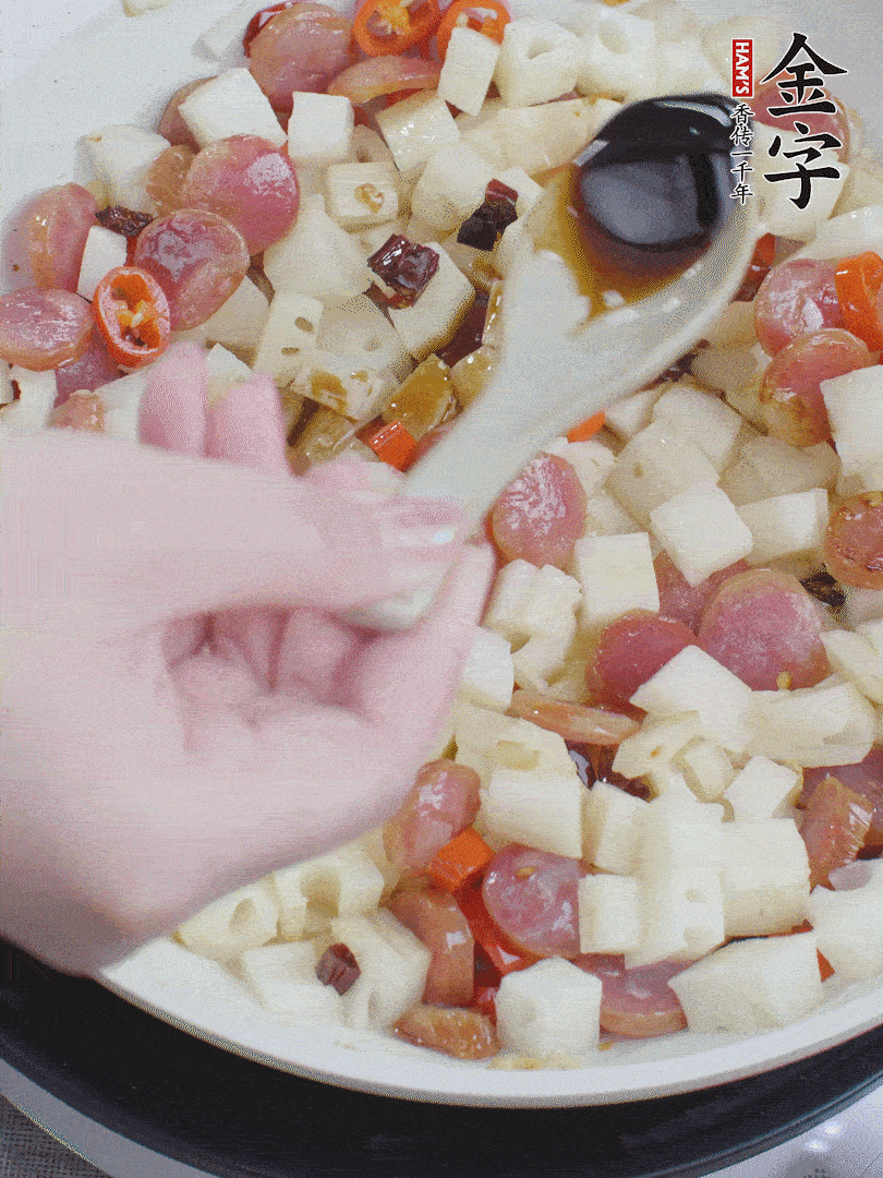 下藕丁，加生抽、香醋、白糖、鹽翻炒均勻。