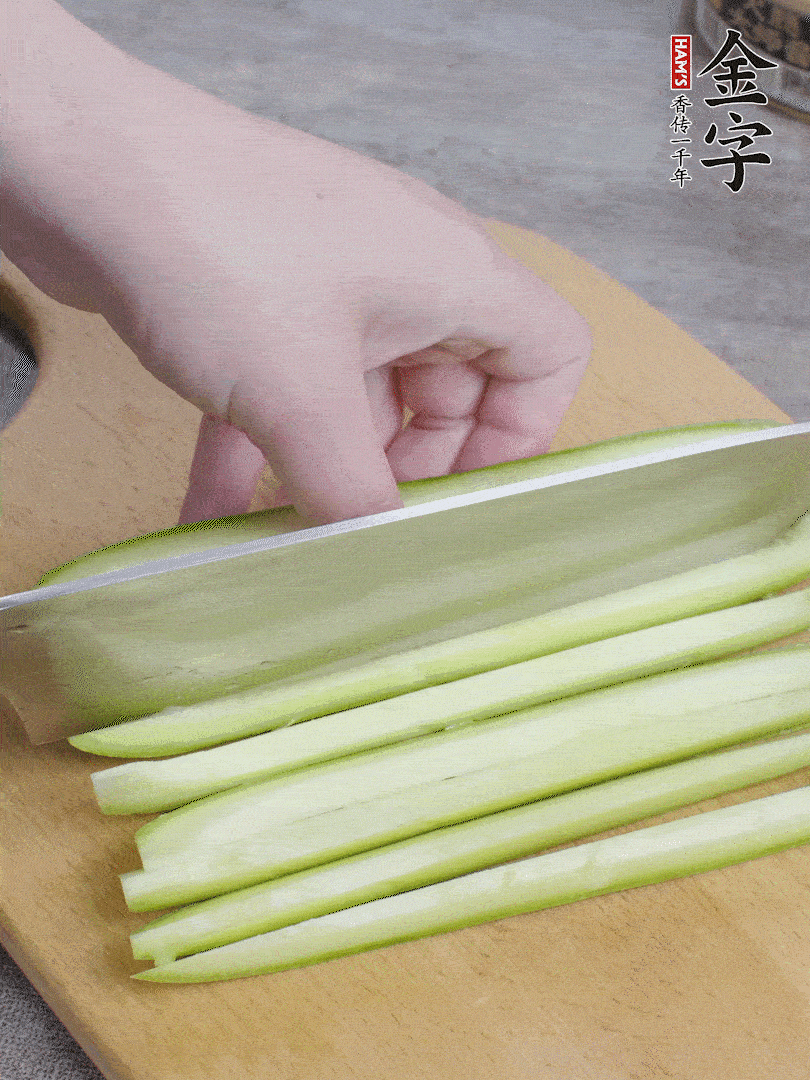 西葫蘆對(duì)半切，去瓤切條。