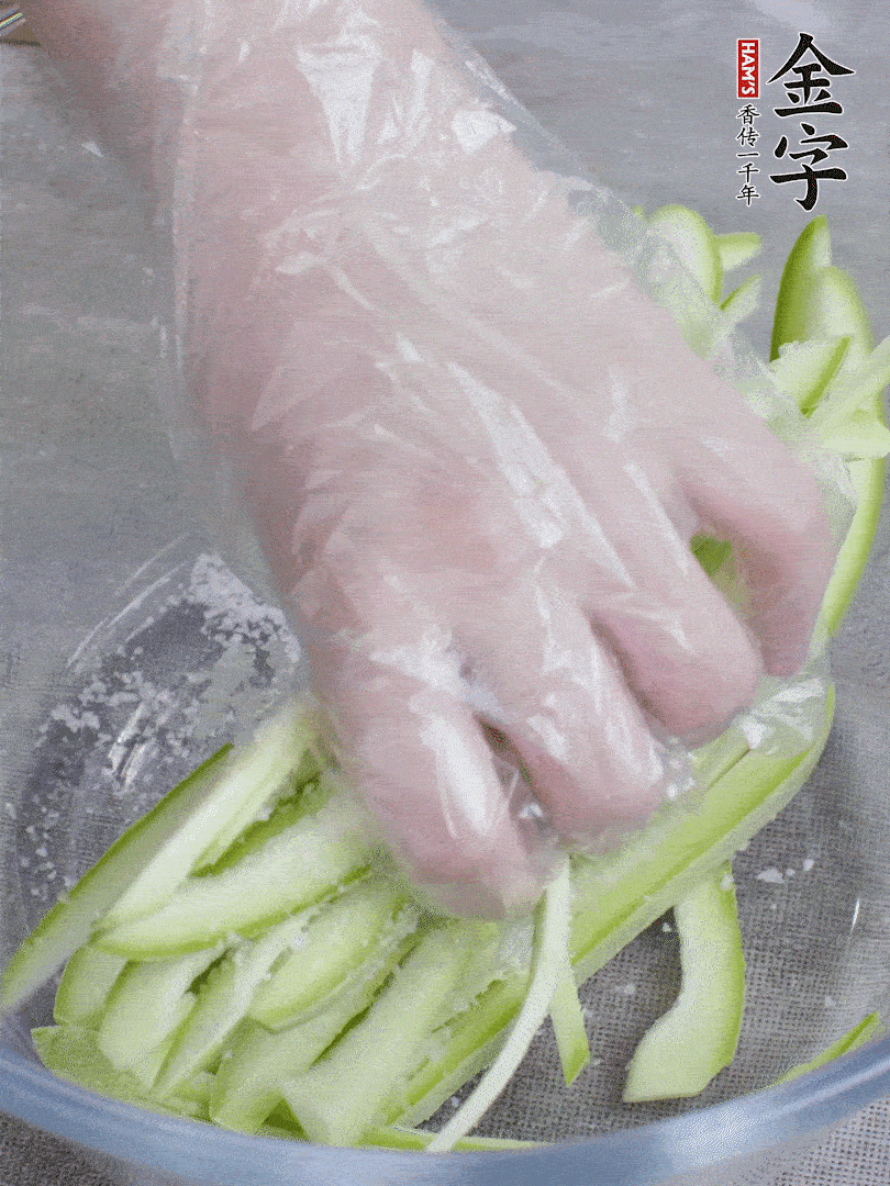 加鹽腌制15分鐘，清洗后擠干水份。