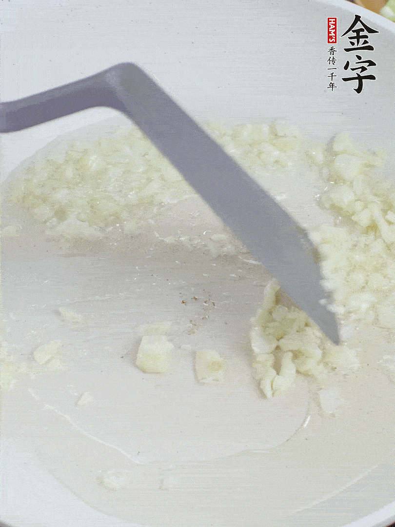 冷鍋熱油，下大蒜煎至兩面微黃。