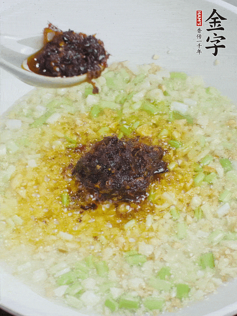 下蔥姜、1大勺金字火腿大師醬爆香。