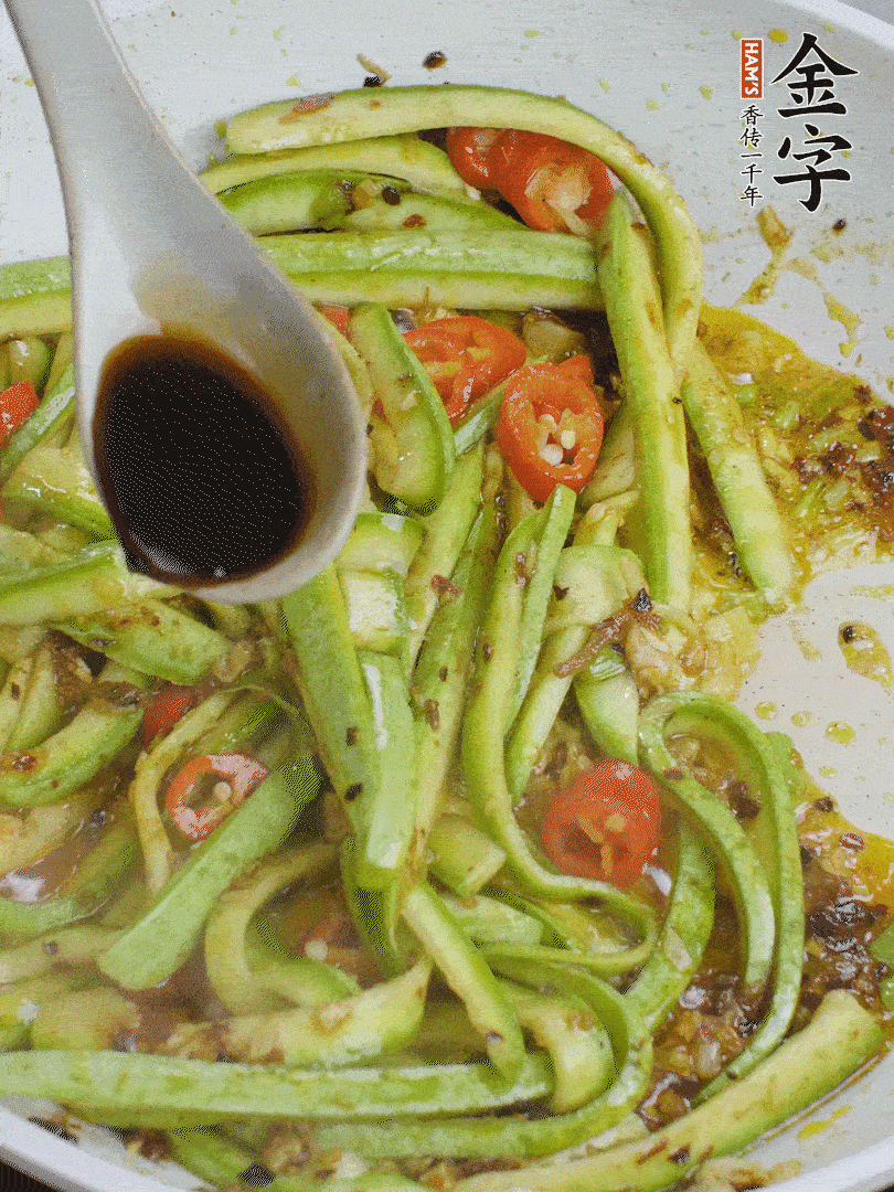 下西葫蘆，加1勺生抽、半勺蠔油、辣椒圈翻炒至斷生。