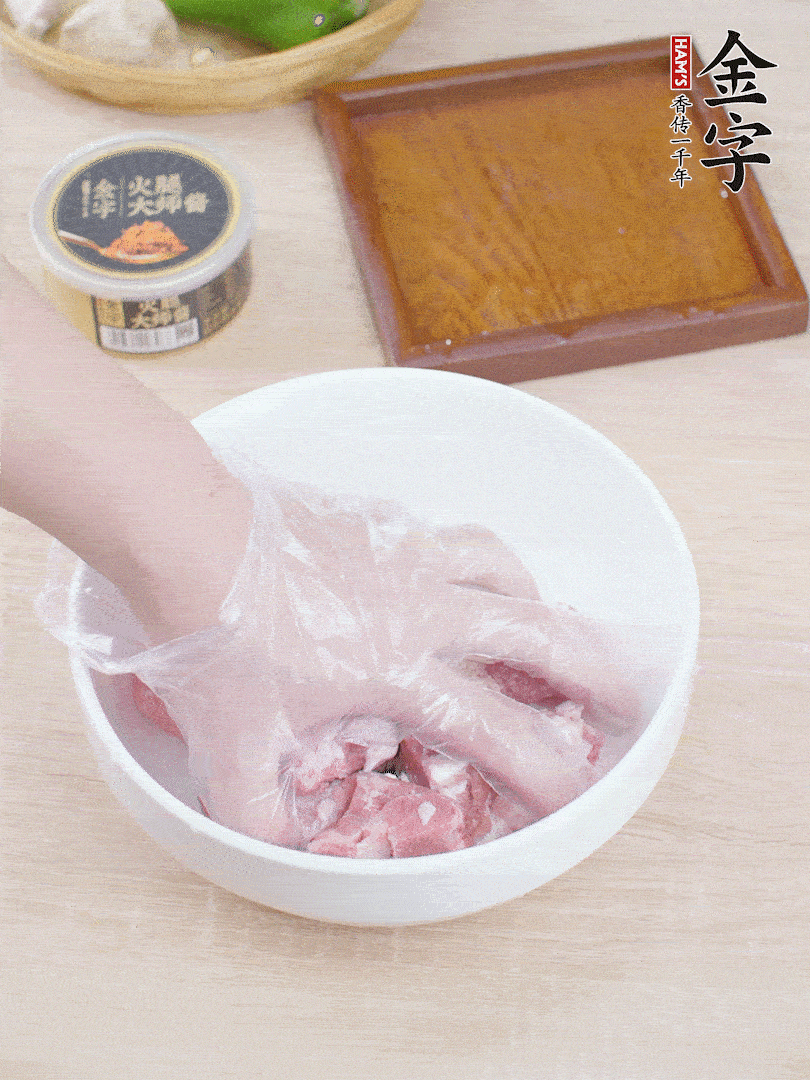 豬小排，加1勺料酒、1勺蠔油、1/3勺白胡椒粉、淀粉，抓拌均勻腌漬30分鐘。青椒去蒂去籽切塊。洋蔥去皮切塊。