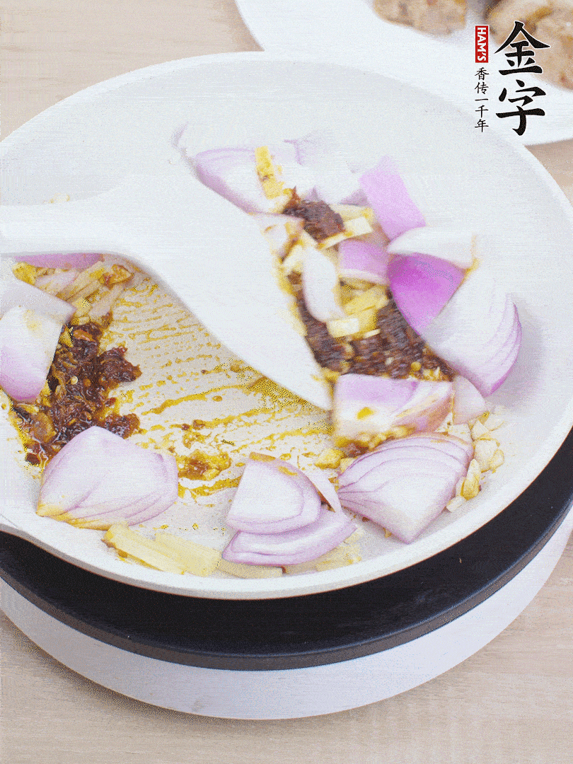 另起一鍋，姜、蒜末、1勺金字火腿大師醬、洋蔥塊炒香。