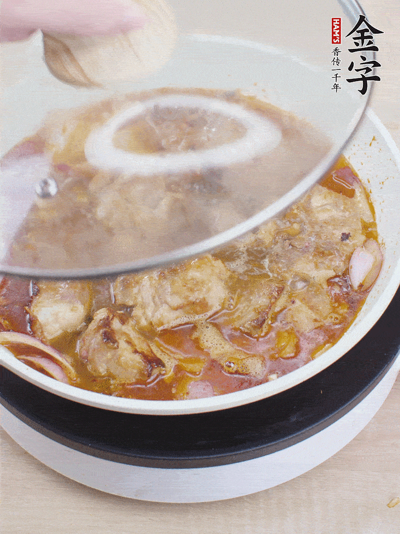 下小排翻炒，加1勺生抽、1點(diǎn)白砂糖和少許水燜2分鐘。