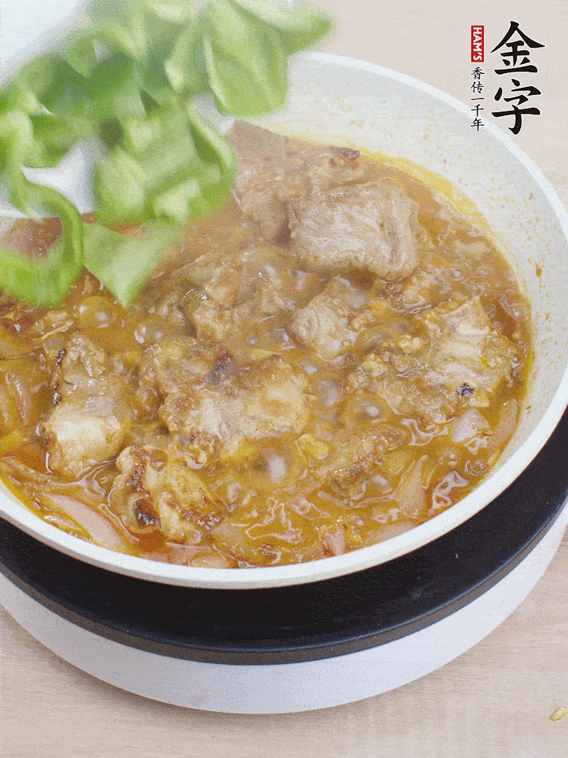 下青椒，翻炒炒至湯汁收干。