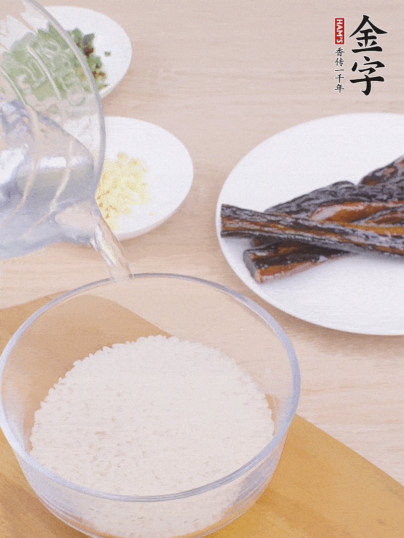 大米提前用清水浸泡1小時。