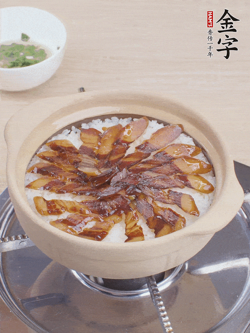 快收水時，鋪醬油肉，鍋邊淋點油，轉動砂鍋，燜煮2分鐘。