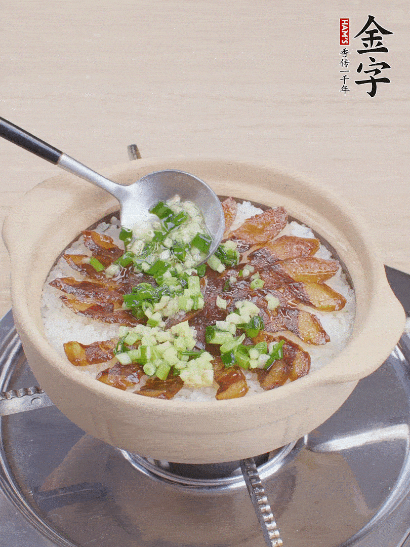 倒蔥姜醬再燜1分鐘。（也可以淋點生抽）