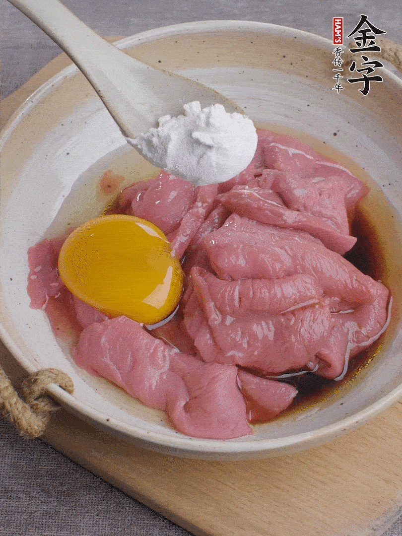 牛肉切片，雞蛋1個(gè)、水2勺、料酒1/2勺、生抽1/2勺、生粉1勺腌15分鐘。