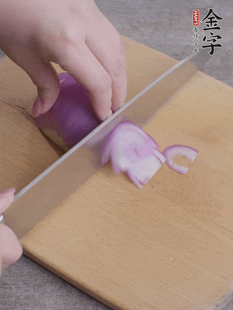 洋蔥切絲、蔥切段。