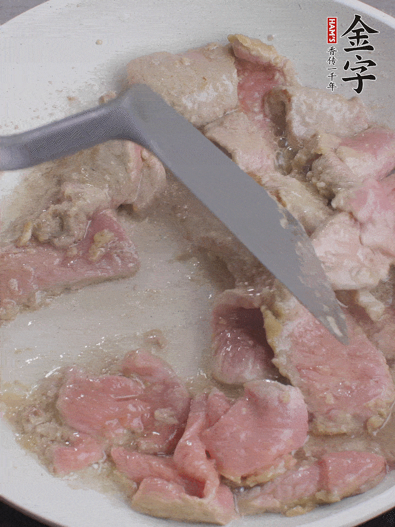 鍋中少油，下牛肉炒至變色。（盛出來(lái)）