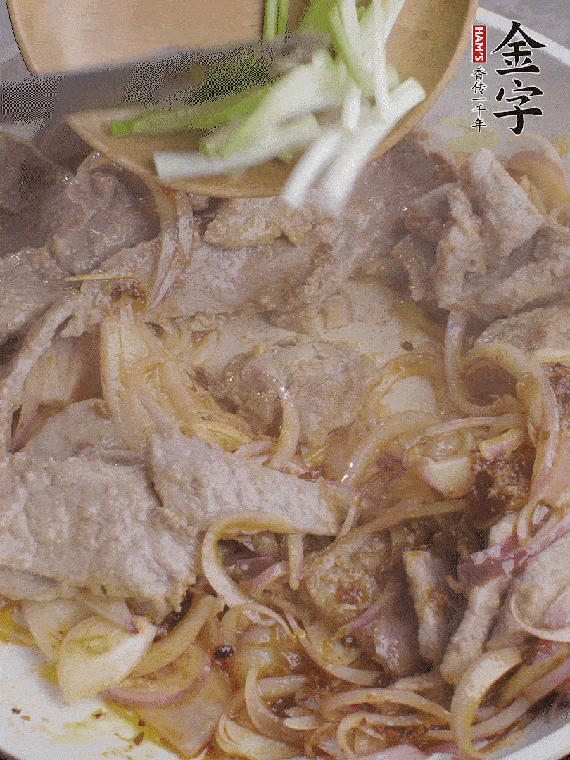下牛肉、蔥段快炒。