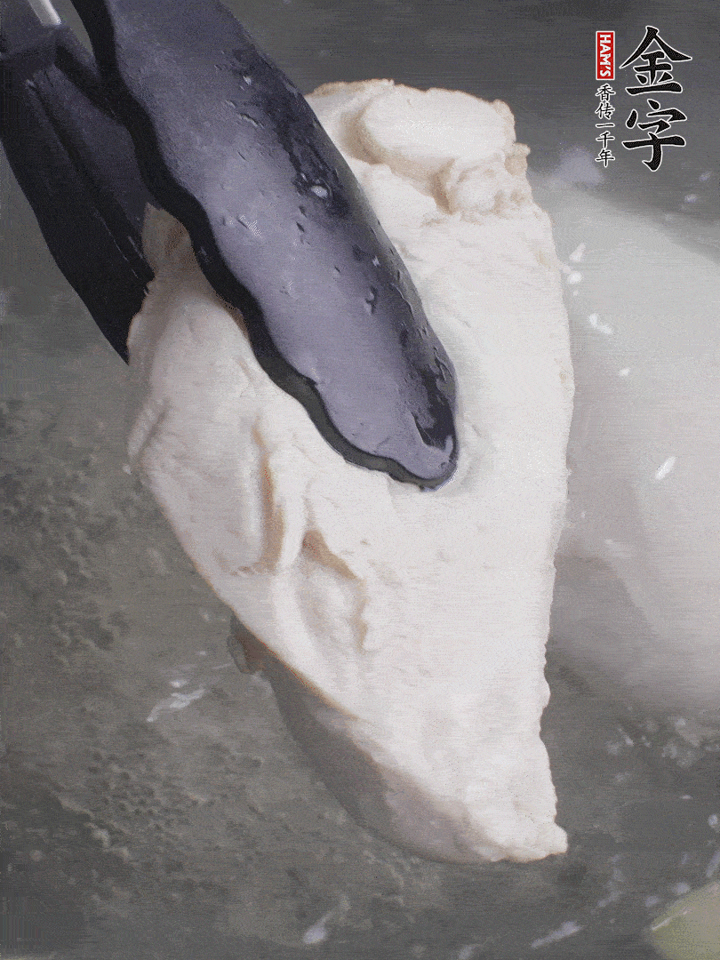 雞胸肉冷水下鍋，加姜片煮熟。過(guò)冰水撕成細(xì)絲。