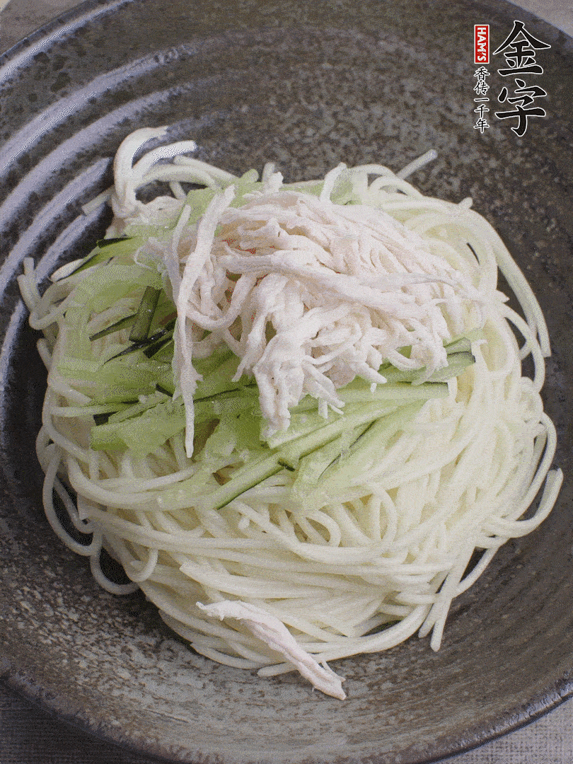 堿水面（熟）倒入大碗中，鋪上黃瓜絲、雞絲。