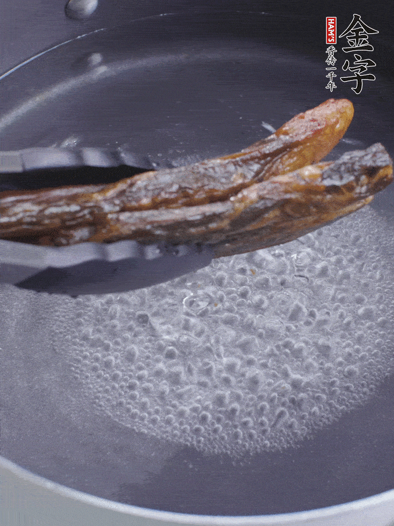 金字醬油肉水煮15分鐘，切薄片。