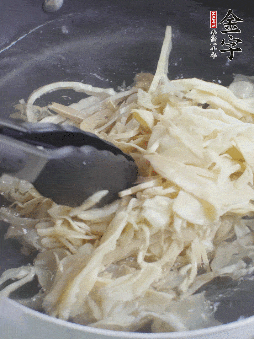 糯米筍焯水1分鐘，過涼水，擠干水份。