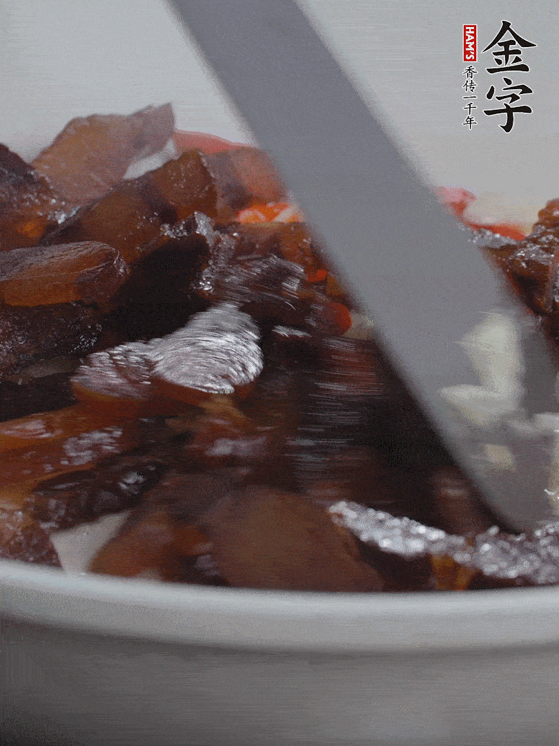 下醬油肉，煸出油脂。