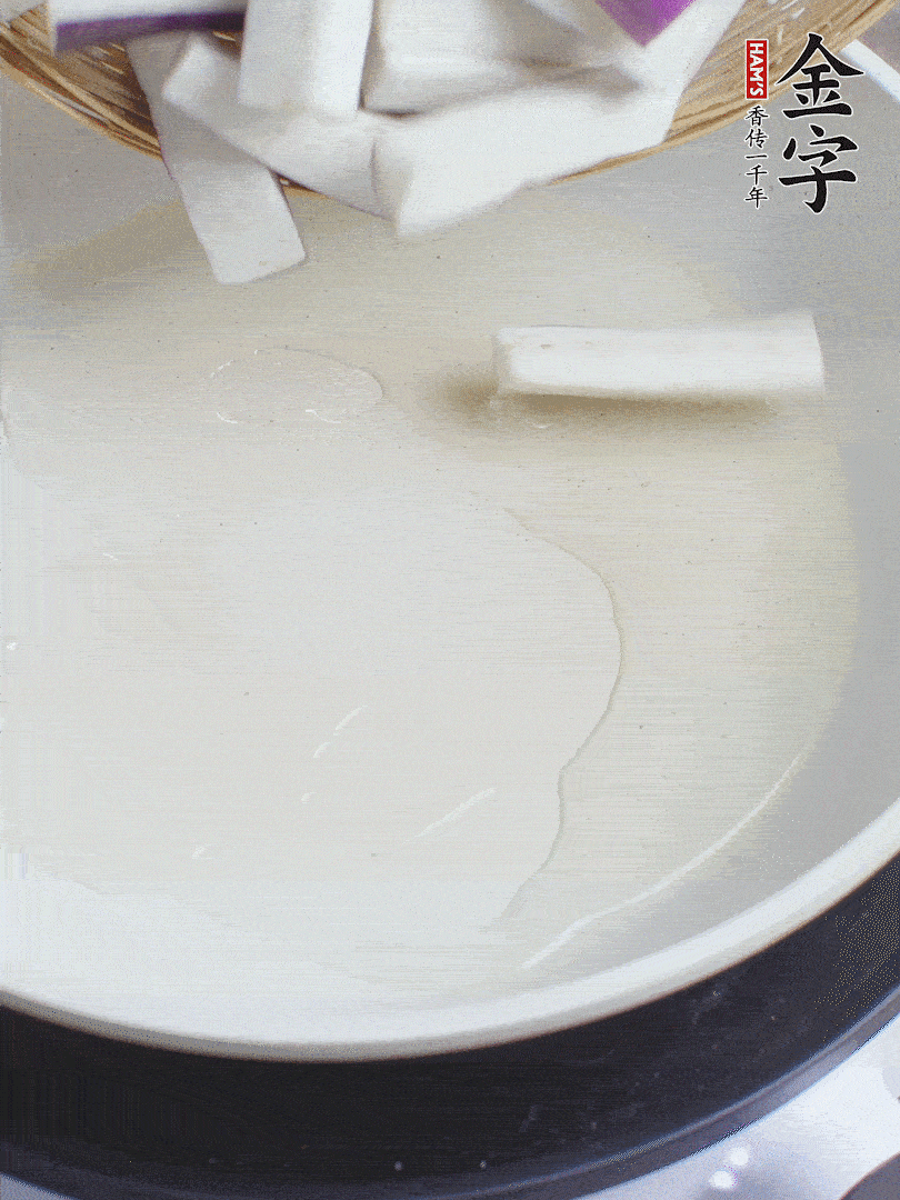 杭茄洗凈去蒂，縱向剖成4份，切成長10cm左右的段。白洋蔥切絲?？谀⑾磧羧サ舯?。紅椒切菱形片。