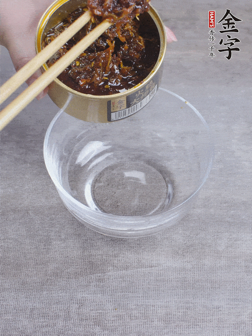 金字火腿大師醬2勺、醬油1勺、白砂糖1/2勺調勻。