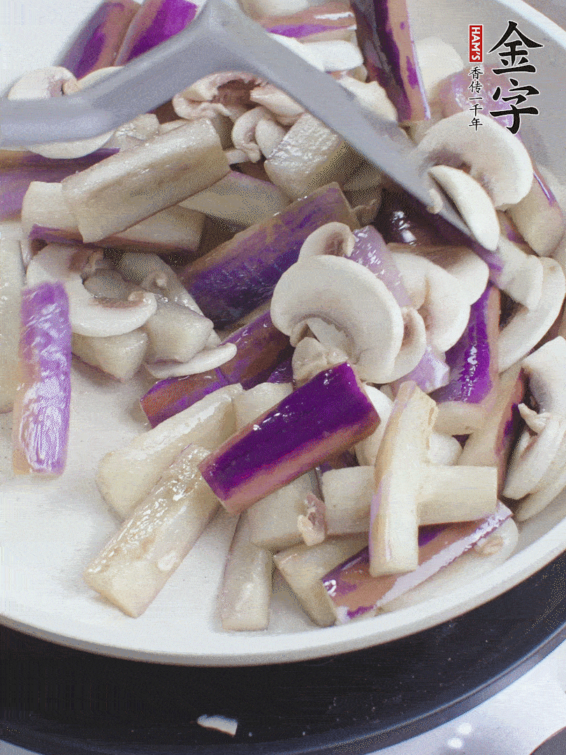 油五成熱，放茄子和口蘑煸至軟縮，取出備用。