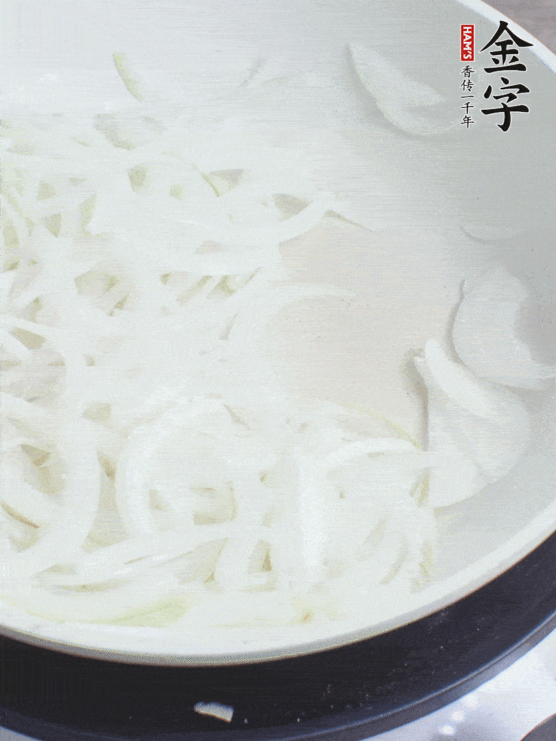 油熱下洋蔥絲、紅椒炒出香味。