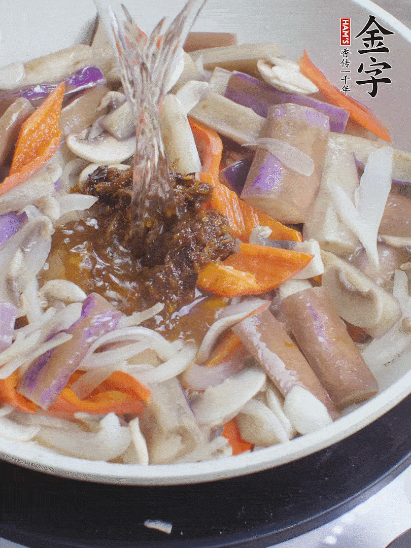 下茄子、口蘑，淋入料汁，加熱水份收干。