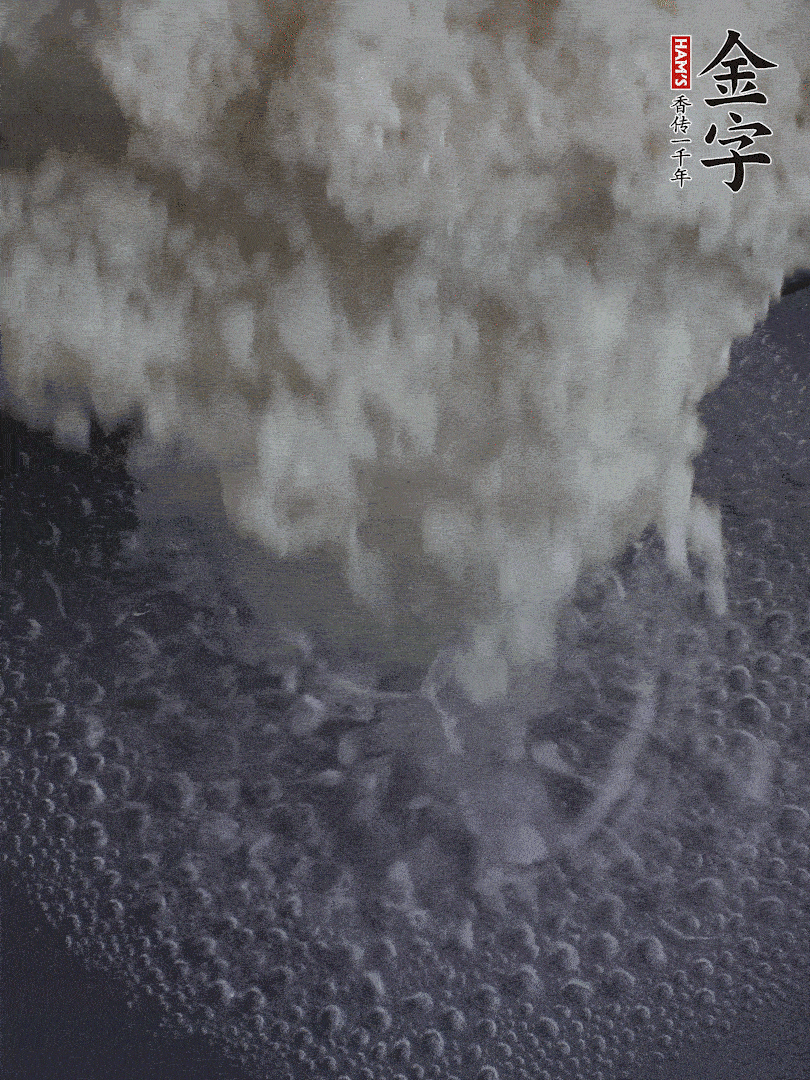 浸泡好的大米，沸水下鍋煮5分鐘，撈出瀝干。