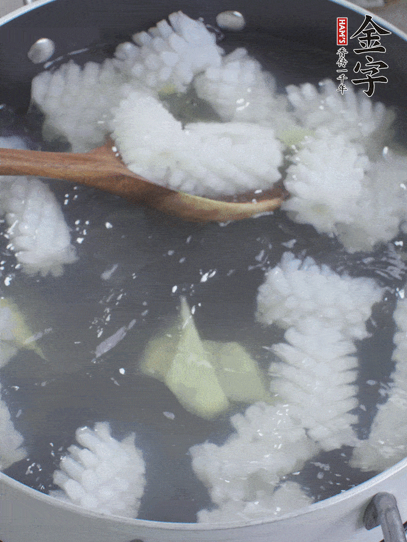 魷魚解凍后，加姜片、料酒汆燙30秒。