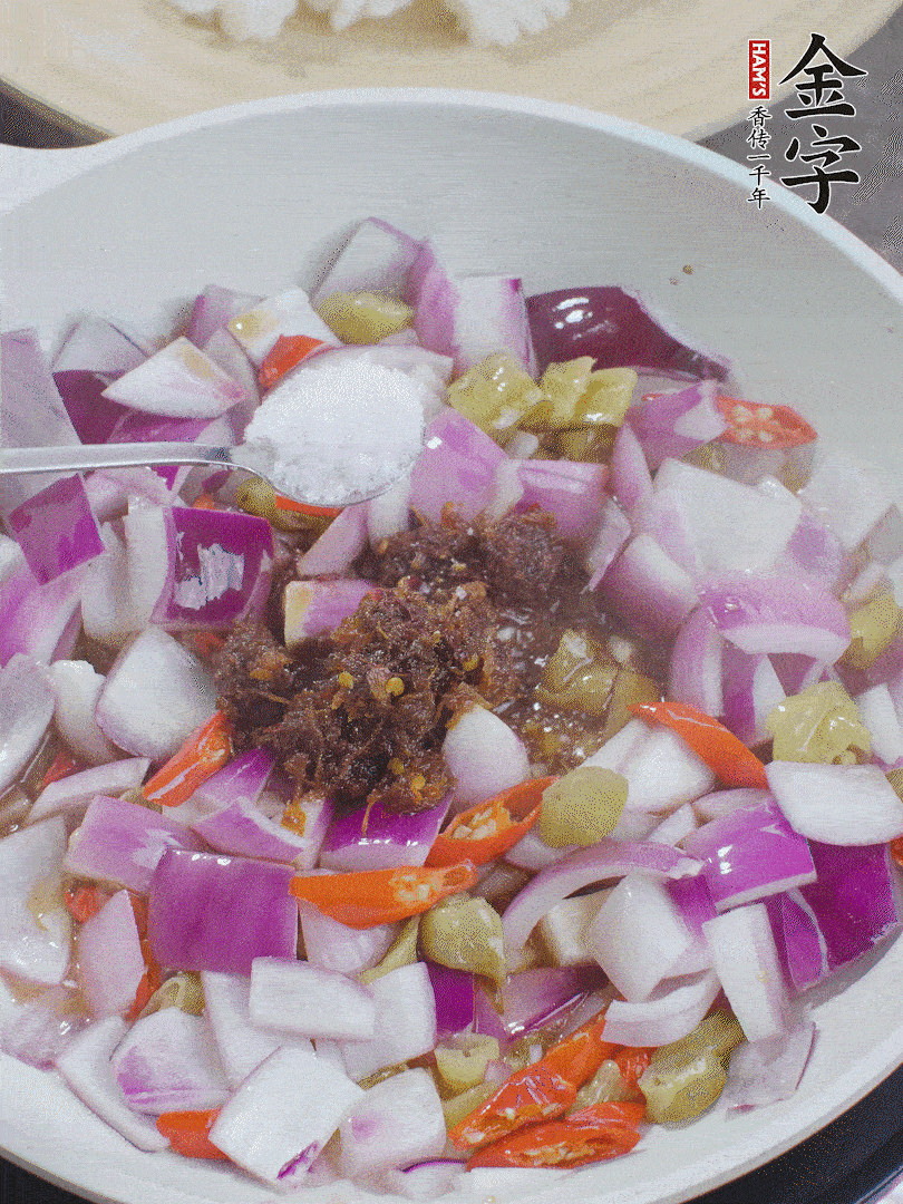 加1大勺金字火腿大師醬、2勺生抽、1勺糖，翻炒。