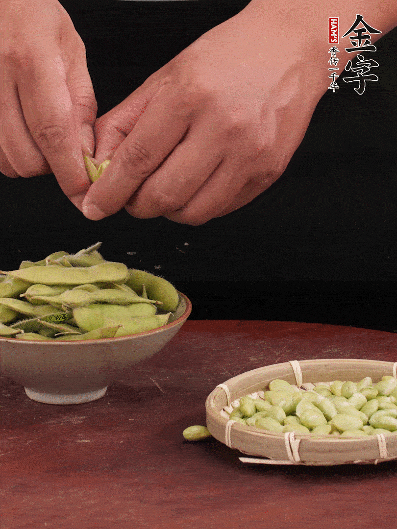 新鮮毛豆剝殼。