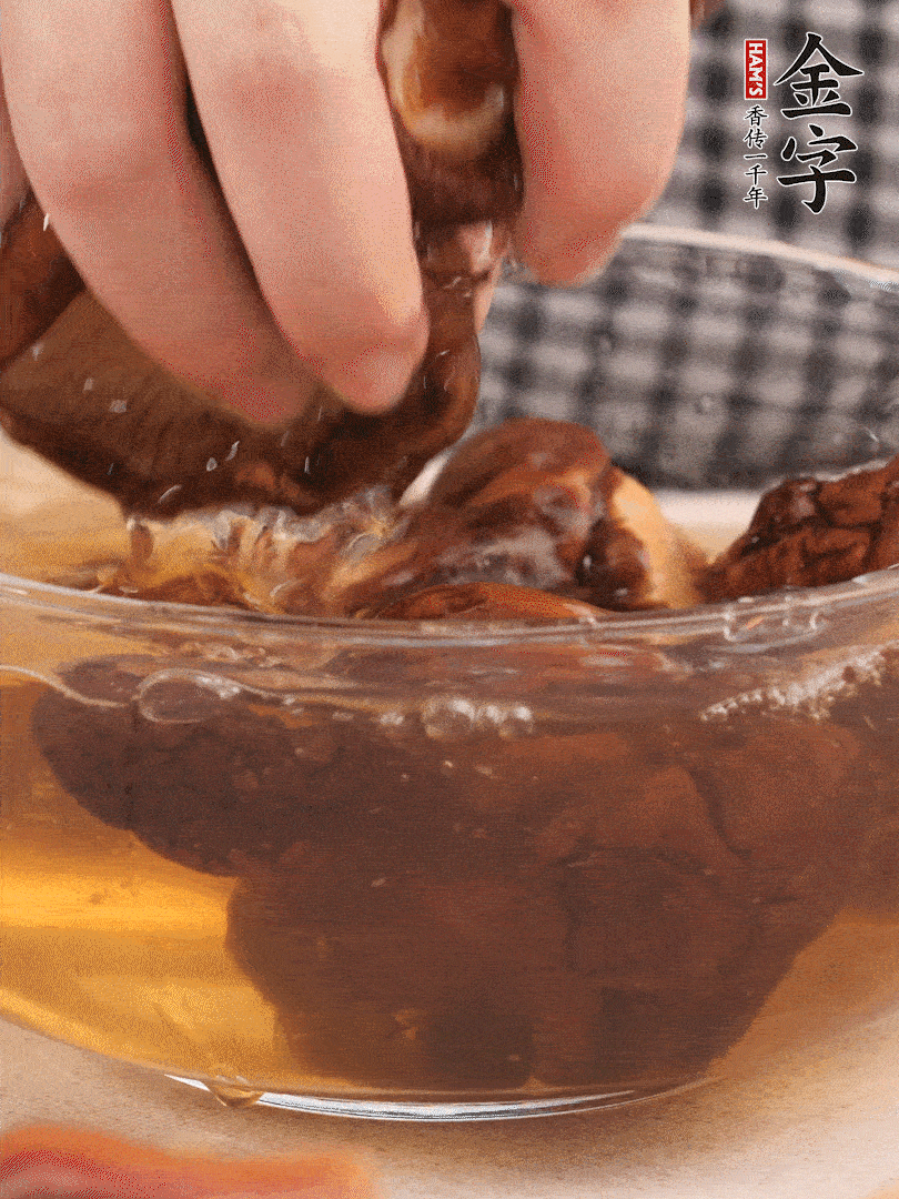 干香菇溫水泡發(fā)，去蒂洗凈切十字。